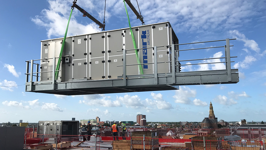 Uniek aan dit project is dat de 2 wtw-units gestapeld zijn: de Mark AIRSTREAM HWX 15000 unit staat bovenop de Mark AIRSTREAM CFX 20000 unit.