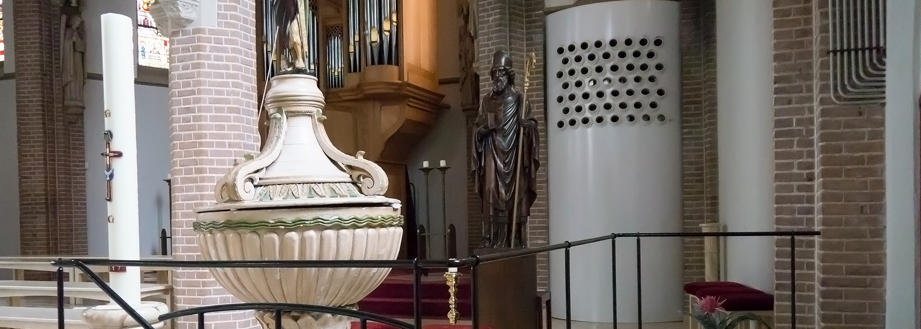 Een kerk van binnen met een uitblaassysteem op de achtergrond