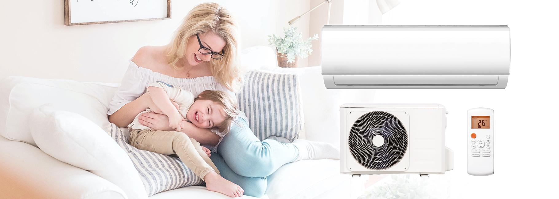 Een split unit air conditioner afgebeeld op een foto van een lachende moeder en kind