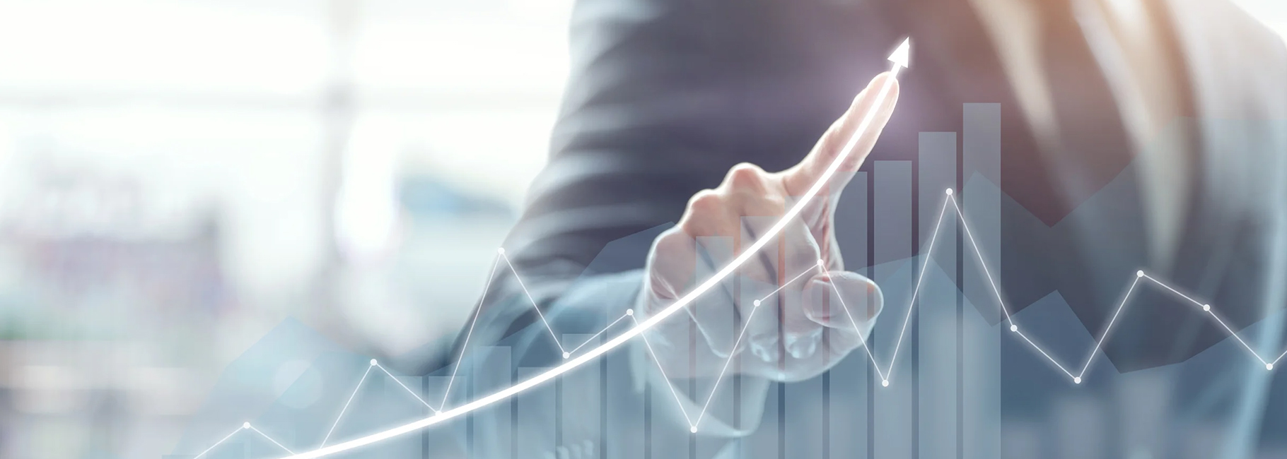 Een man wijst een grafieklijn aan