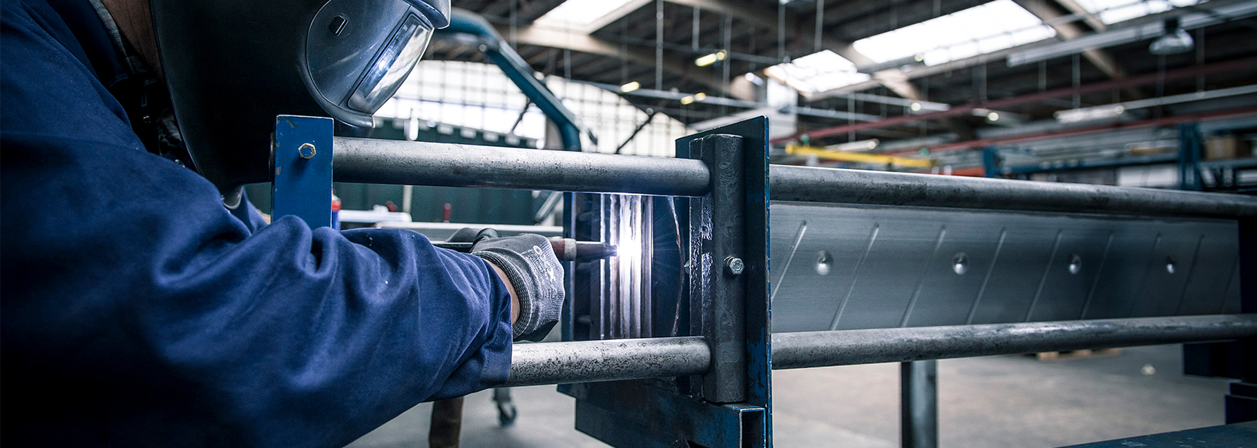 Een lasser last een onderdeel van een Mark verwarmingsmodule